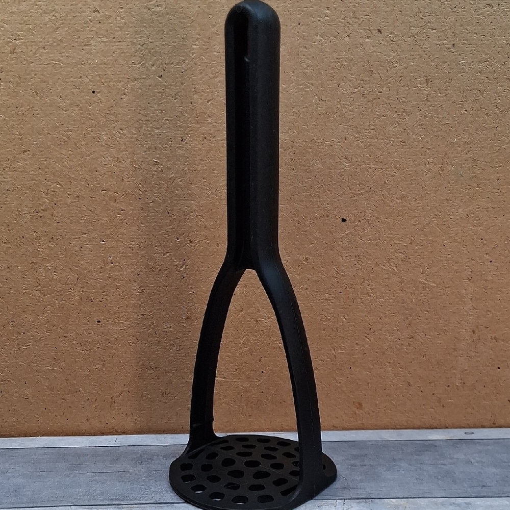 Pampered Chef Black Nylon Potato-Bean-Vegetable-Fruit Masher Utensil
